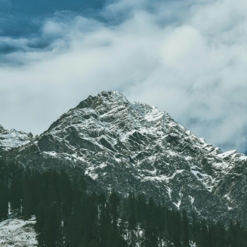 Stunning view of snow-covered mountain peaks in Manali, capturing nature's breathtaking beauty.