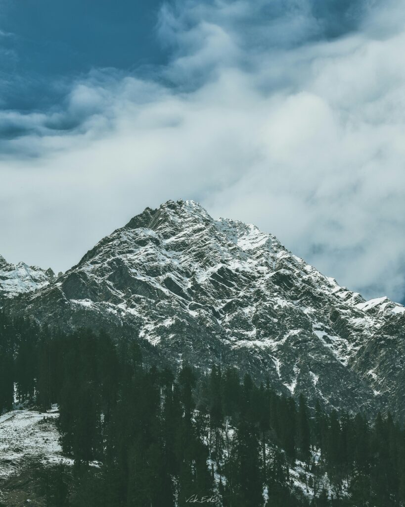 Stunning view of snow-covered mountain peaks in Manali, capturing nature's breathtaking beauty.